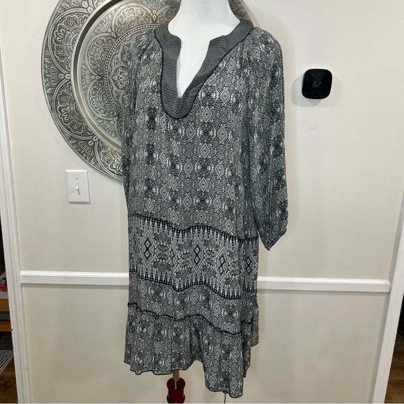 Tolani Dresses & Skirts - Tolani Black And White Pattern Mid-Length Dress-Size L